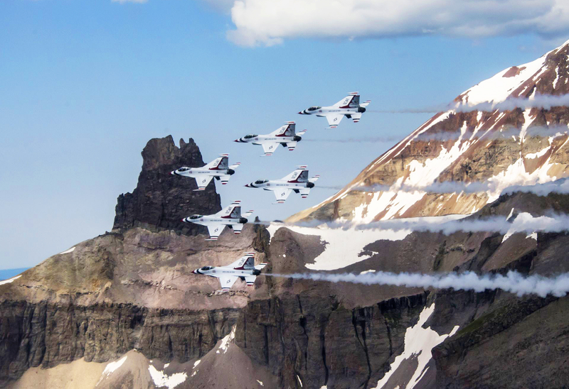 Illustration for article titled Look At These Striking Images Of The Thunderbirds Soaring Over Telluride